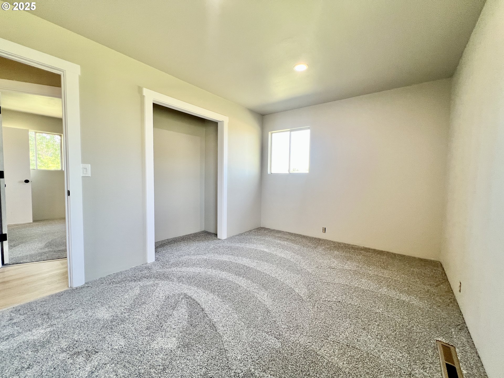 32540 East Punkin Center Road Hermiston, OR 97838 - Photo 10 of 19 an empty room with windows and closet