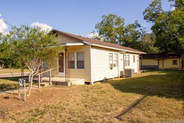 a view of a house with a yard