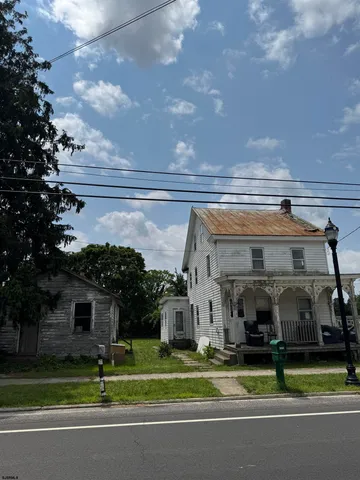 a view of a house with a backyard
