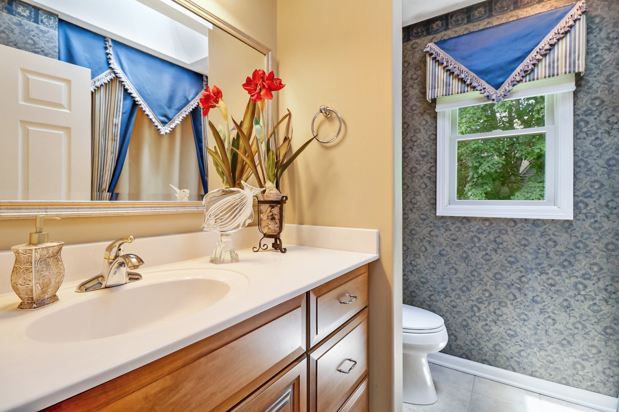 44 Inwood Court Crossville, TN 38558 - Photo 28 of 54 a bathroom with a sink vanity and a toilet