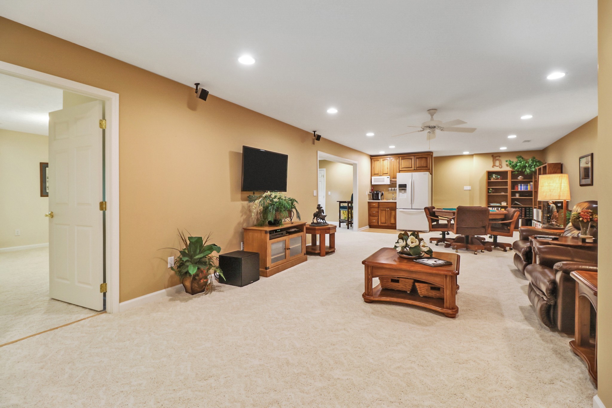 44 Inwood Court Crossville, TN 38558 - Photo 35 of 54 a living room with furniture and a flat screen tv