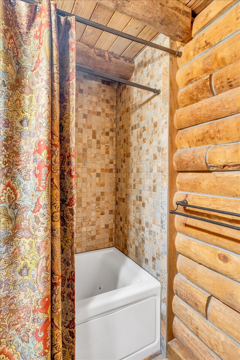 1006 Remington Place Manchester, TN 37355 - Photo 27 of 98 a bathroom with a shower and a toilet
