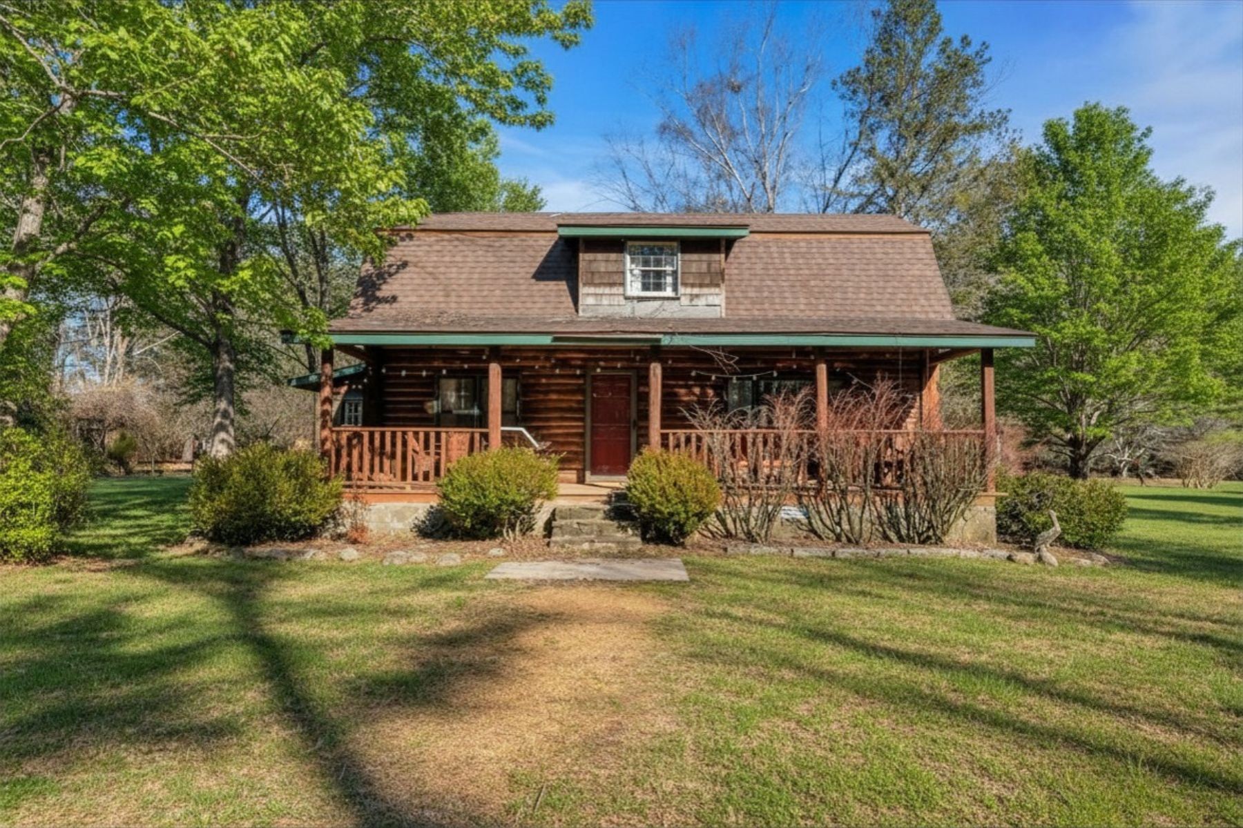 1006 Remington Place Manchester, TN 37355 - Photo 3 of 98 a front view of a house with garden