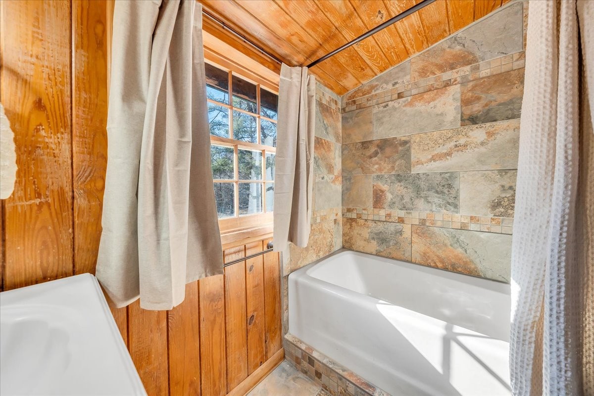 1006 Remington Place Manchester, TN 37355 - Photo 33 of 98 a bathroom with a bathtub and shower