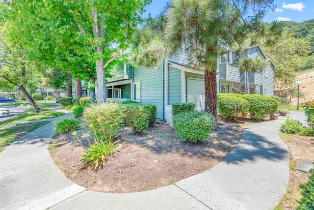 $2,950 | 760 Canyon Oaks Drive, Oakland, CA 94605
