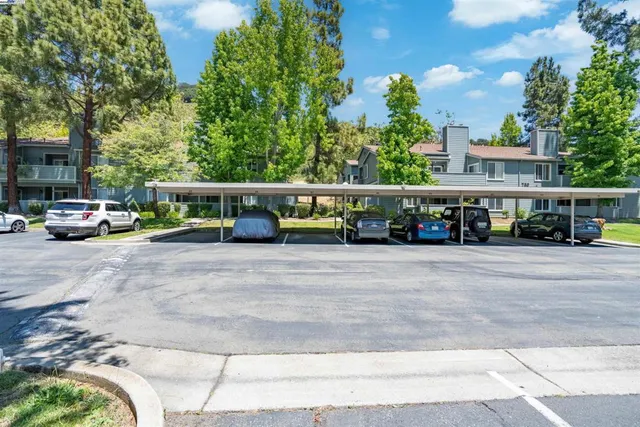 $2,950 | 760 Canyon Oaks Drive, Oakland, CA 94605