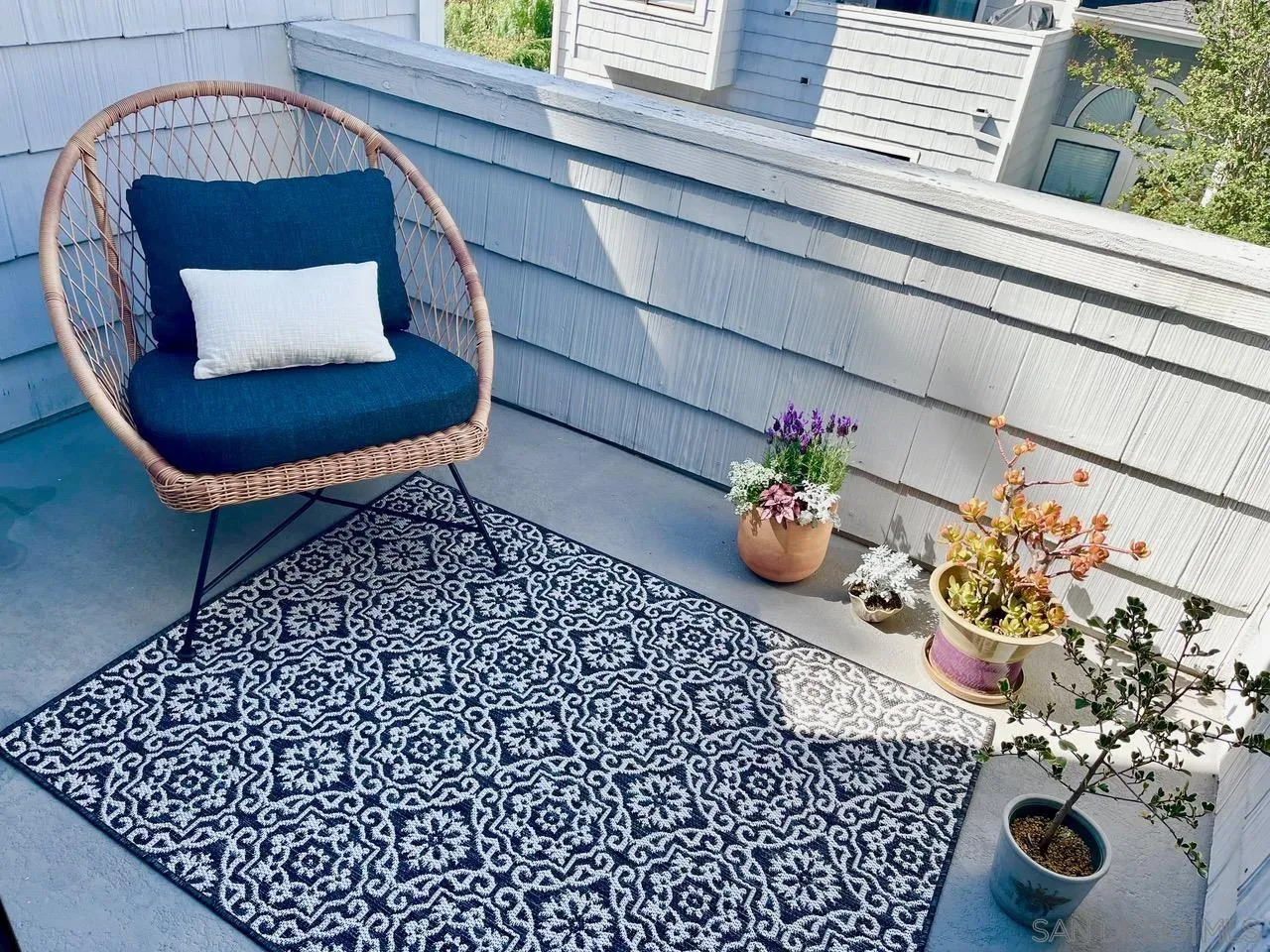 11061 Scripps Ranch Boulevard San Diego, CA 92131 - Photo 25 of 66 a vase of flowers sitting on a table
