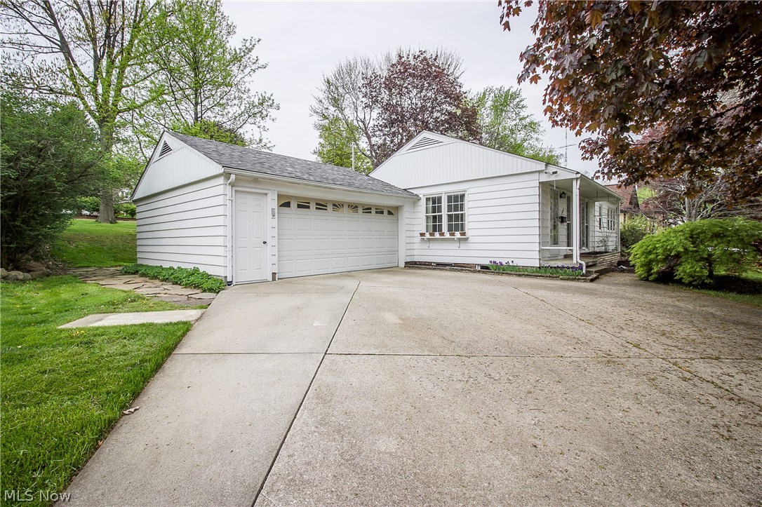 2603 Eaton Road Northwest Canton, OH 44708 - Photo 4 of 22 View of the garage