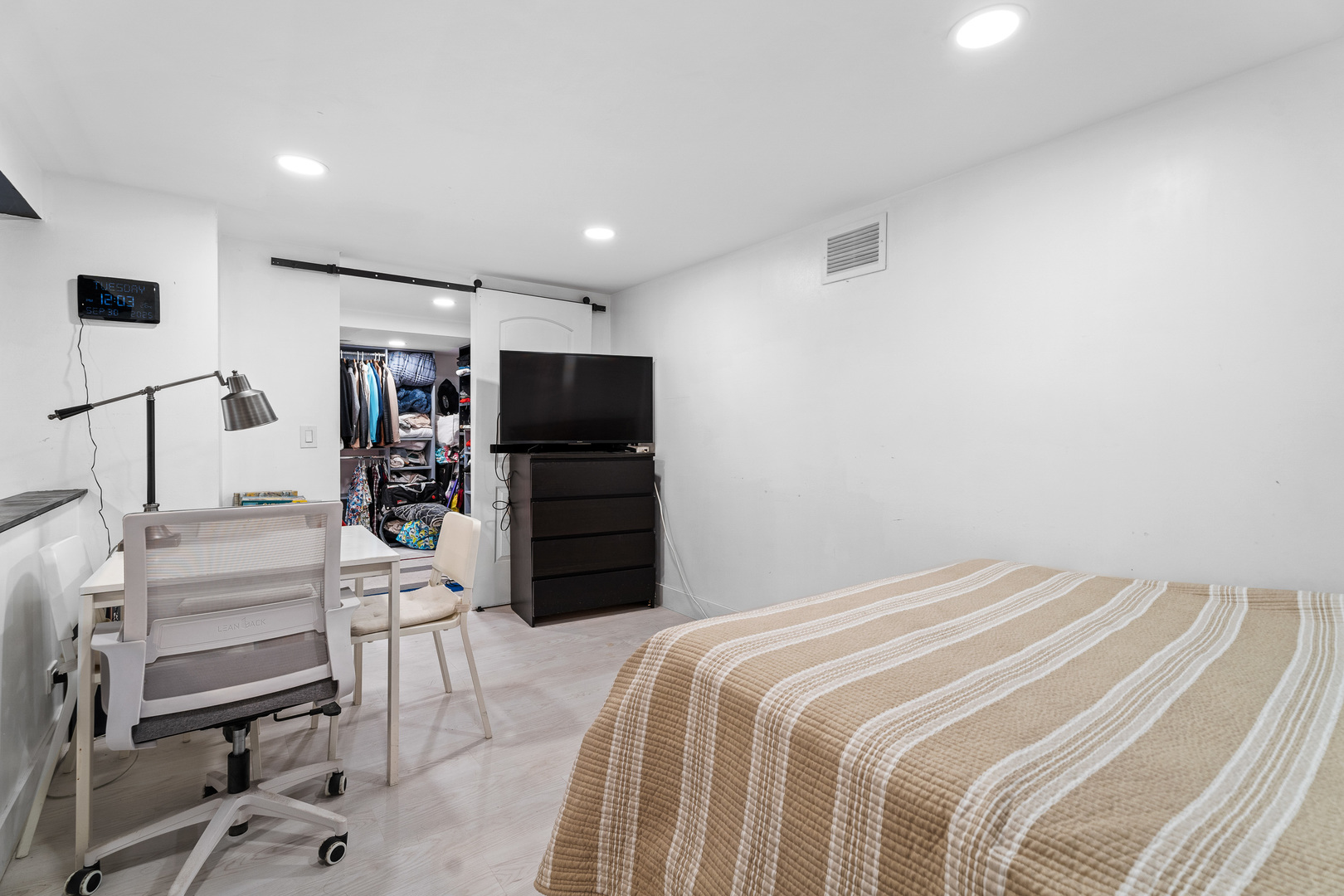 40 North Tower Road, Unit 1E Oak Brook, IL 60523 - Photo 13 of 16 a bedroom with a bed and a television