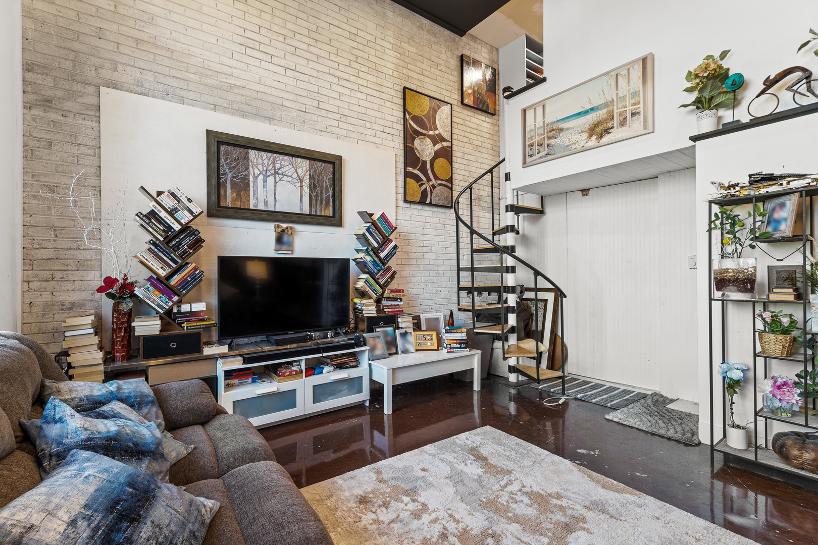 40 North Tower Road, Unit 1E Oak Brook, IL 60523 - Photo 3 of 16 a living room with furniture and a flat screen tv