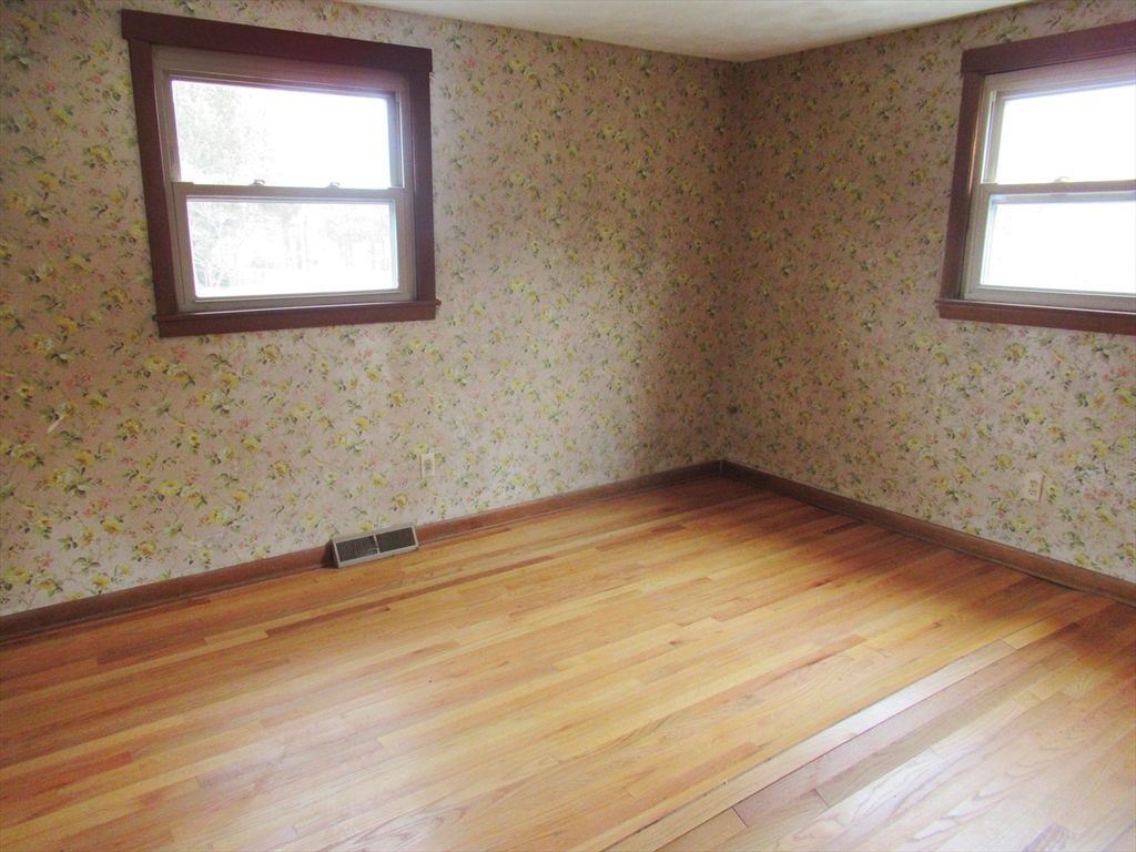 35 Tioga Street Springfield, MA 01128 - Photo 13 of 22