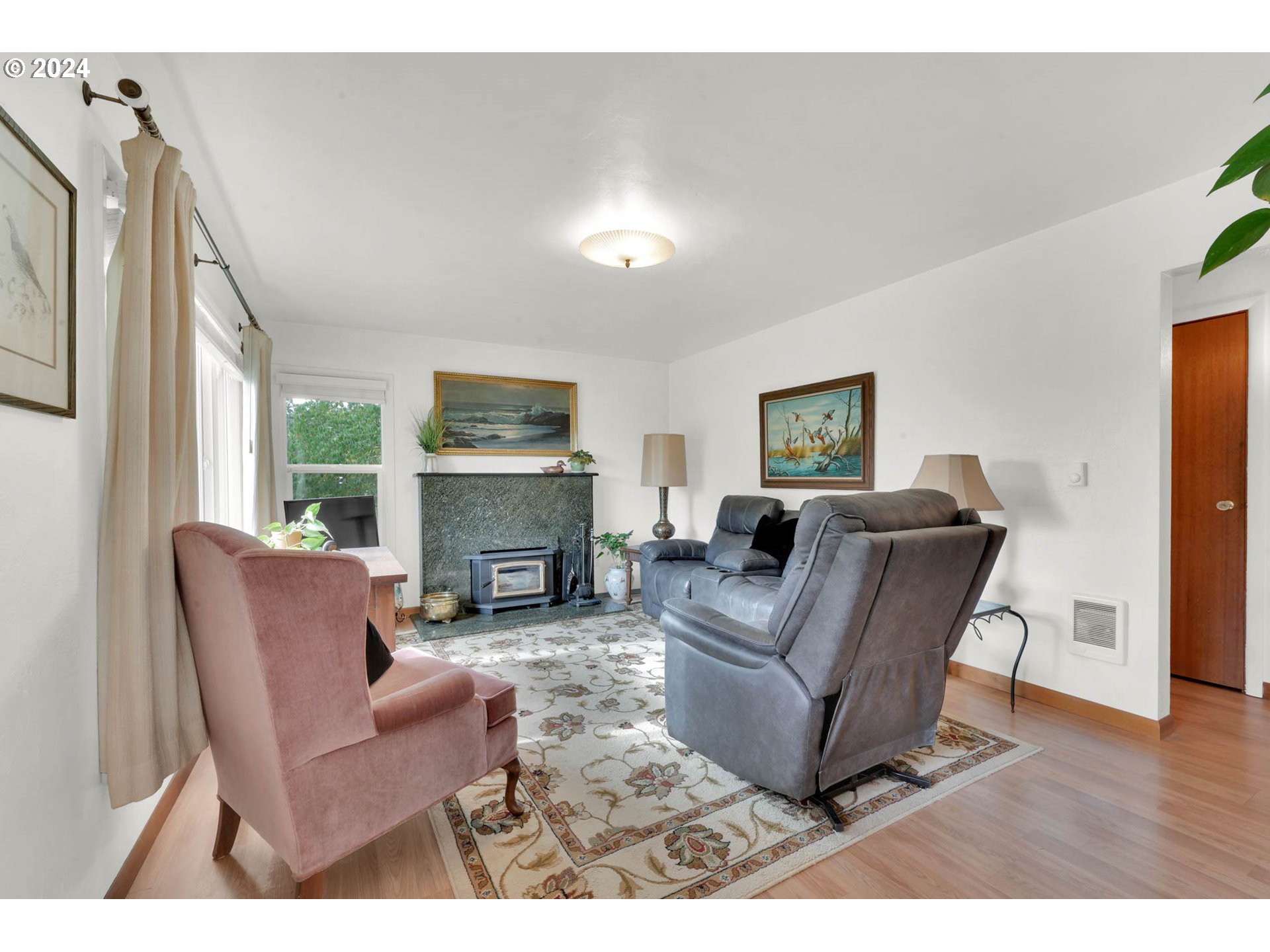 36054 Folsom Road Southeast Albany, OR 97322 - Photo 3 of 48 Living Room