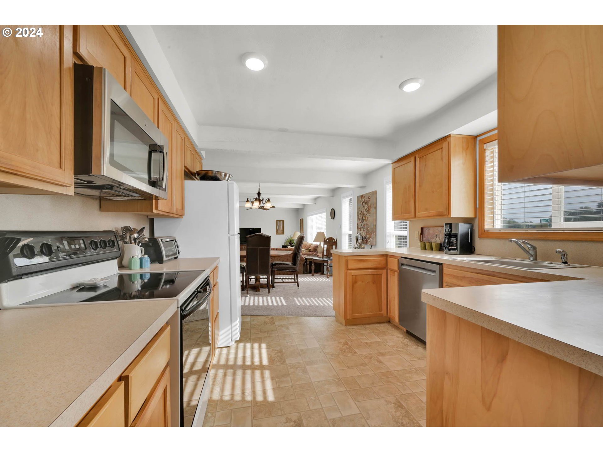 36054 Folsom Road Southeast Albany, OR 97322 - Photo 5 of 48 Kitchen