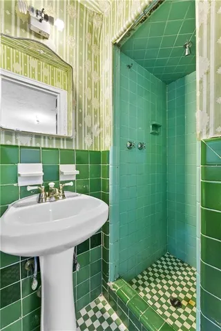 a view of a pathway with a house