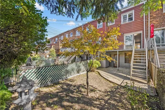 a view of a pathway of a house with wooden fence