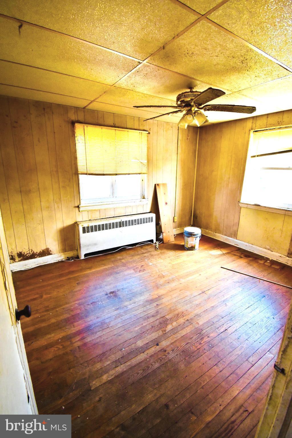 8607 Chestnut Oak Road Parkville, MD 21234 - Photo 3 of 11 Upstairs apt living room
