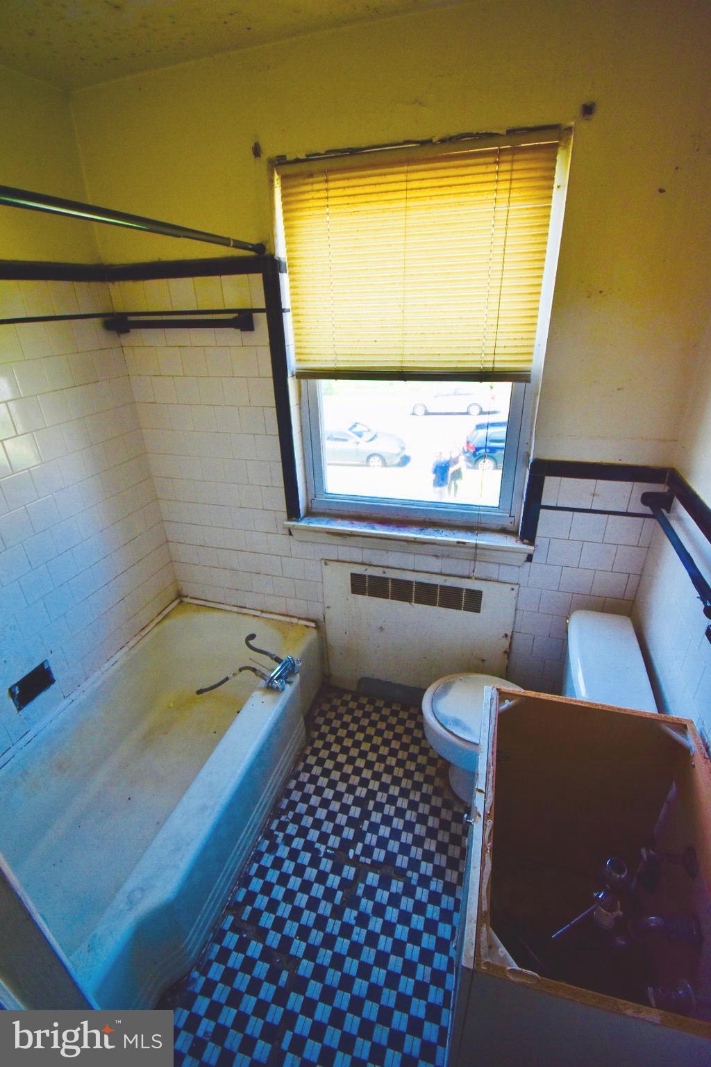 8607 Chestnut Oak Road Parkville, MD 21234 - Photo 5 of 11 Upstairs apt bathroom