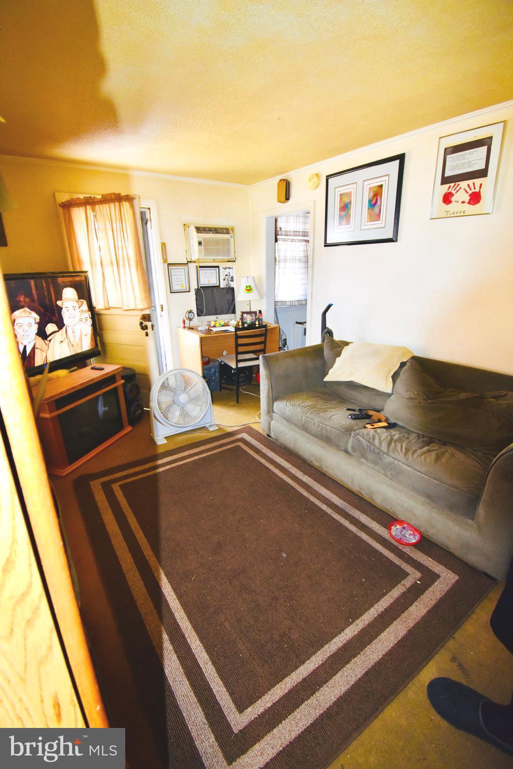 8607 Chestnut Oak Road Parkville, MD 21234 - Photo 7 of 11 middle floor apt living room