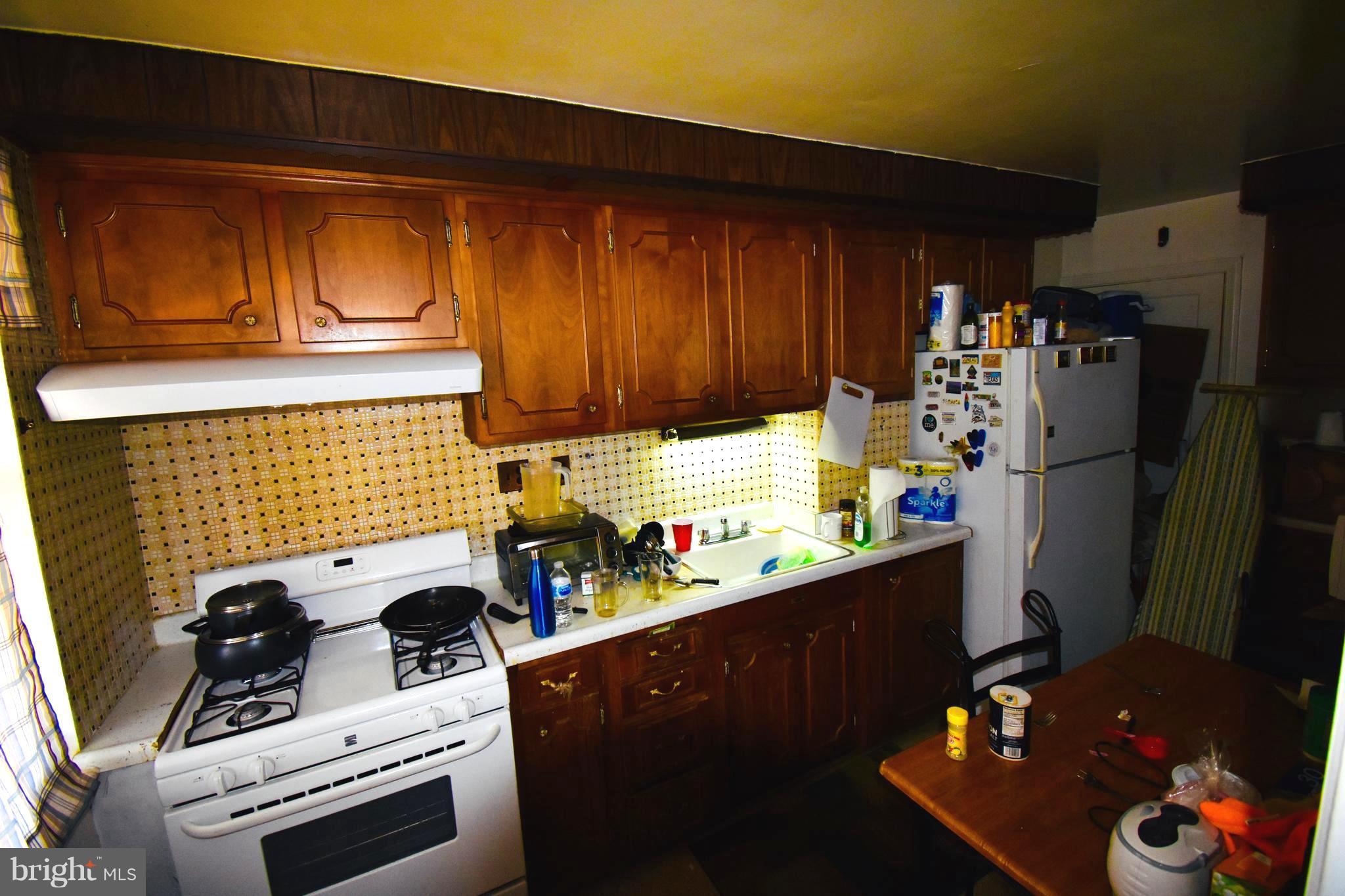 8607 Chestnut Oak Road Parkville, MD 21234 - Photo 9 of 11 Middle floor apt kitchen