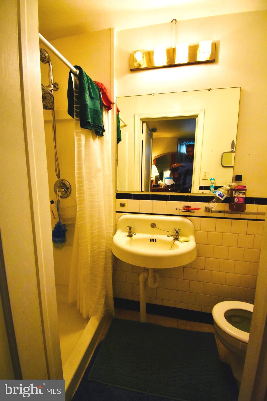 8607 Chestnut Oak Road Parkville, MD 21234 - Photo 10 of 11 Middle floor apt bathroom