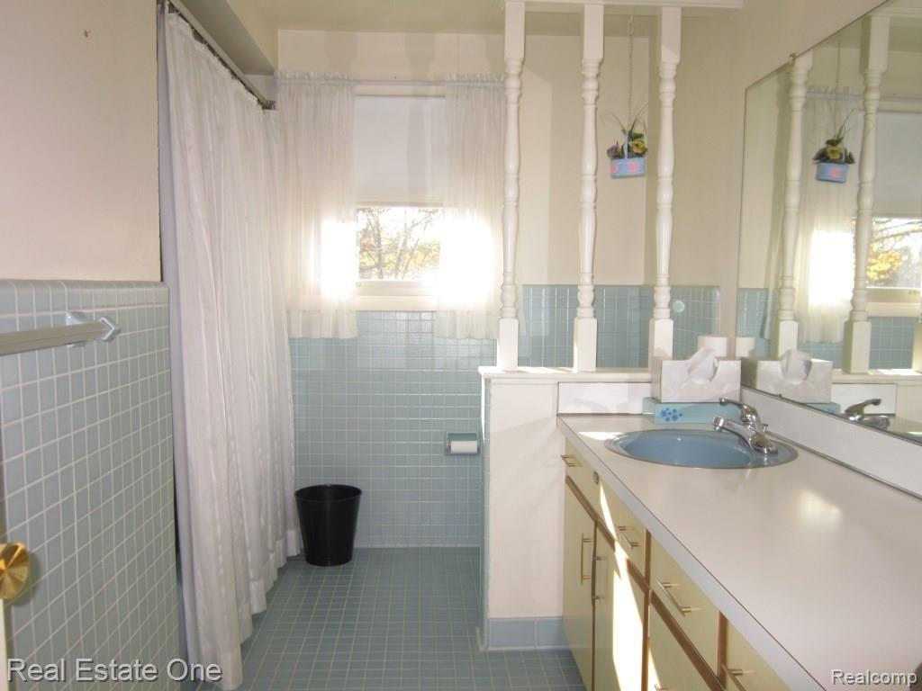 3775 Terrybrook Road West Bloomfield, MI 48322 - Photo 27 of 37 main bathroom.JPG