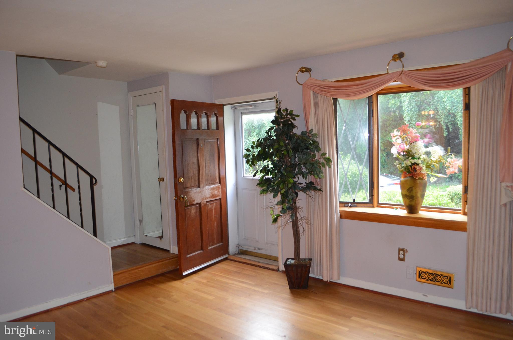 657 South Wickham Road Baltimore, MD 21229 - Photo 2 of 17 Large bay window for natural light