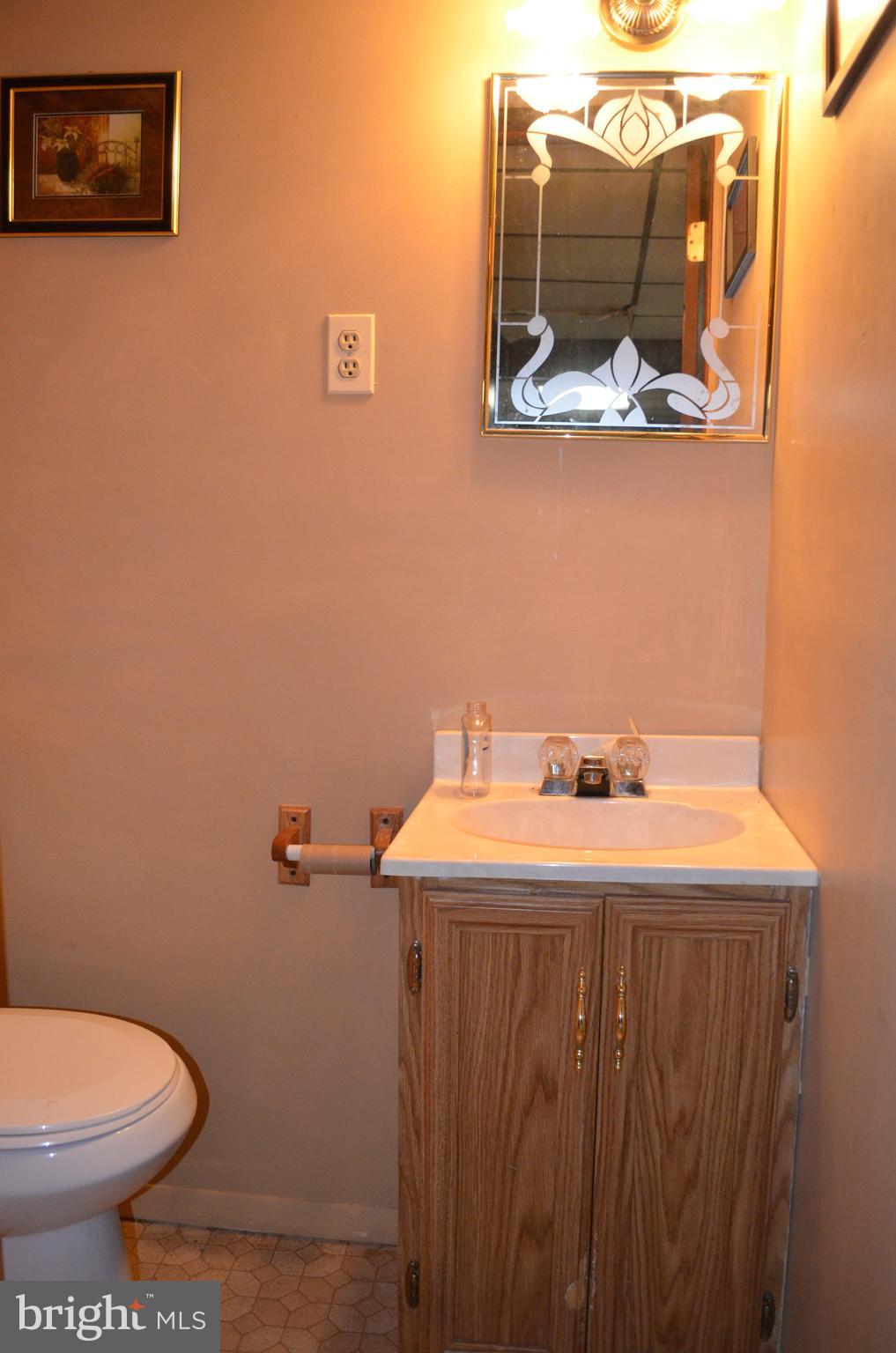 657 South Wickham Road Baltimore, MD 21229 - Photo 14 of 17 Powder room in lower level