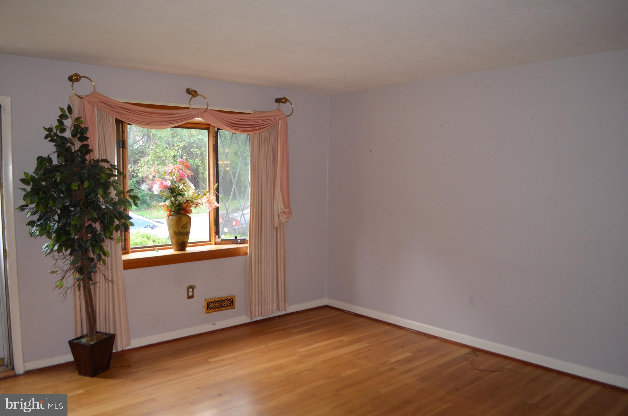 657 South Wickham Road Baltimore, MD 21229 - Photo 3 of 17 Handsom hardwoods on in living room