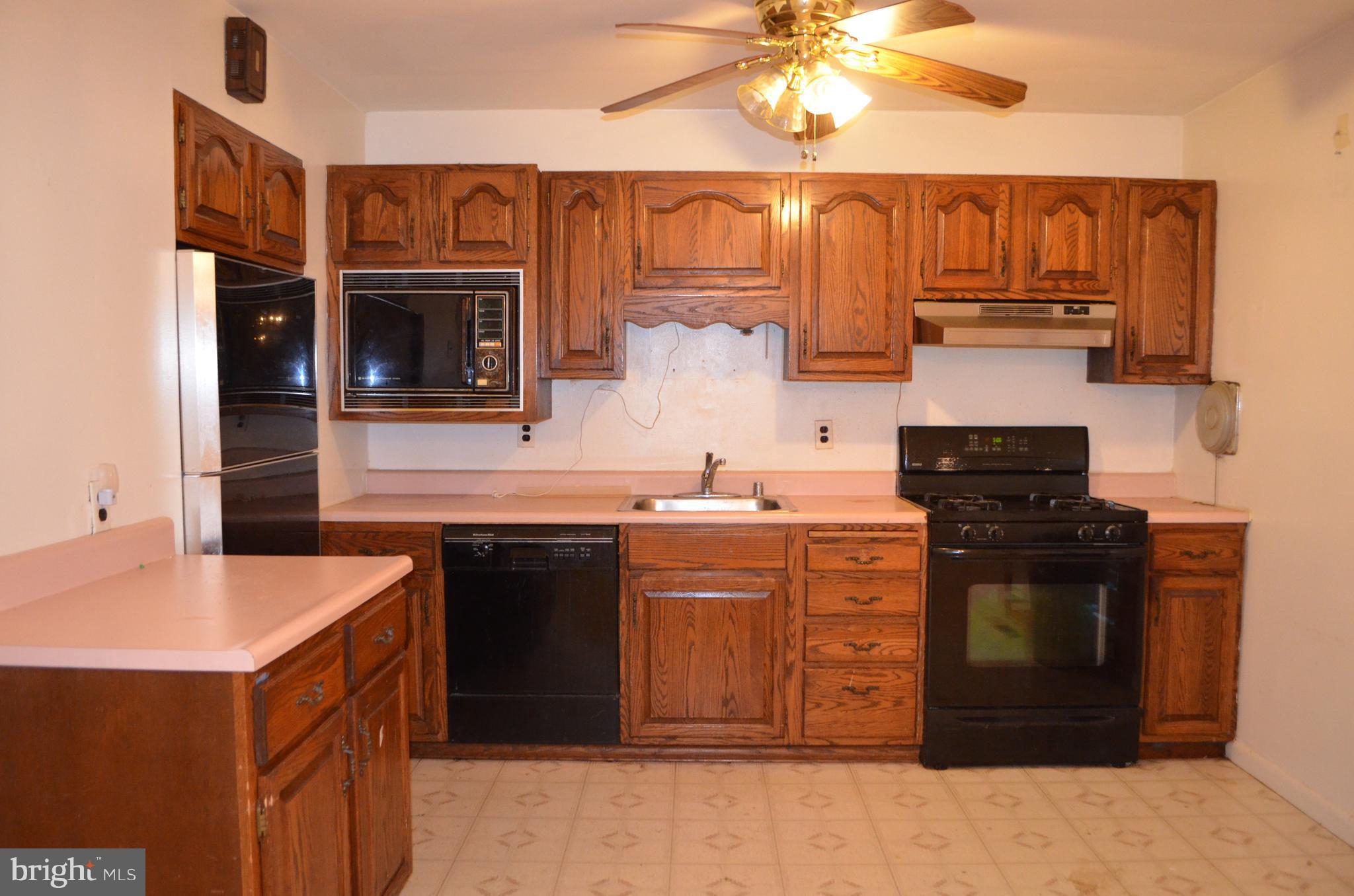 657 South Wickham Road Baltimore, MD 21229 - Photo 4 of 17 Lots of cabinetry space