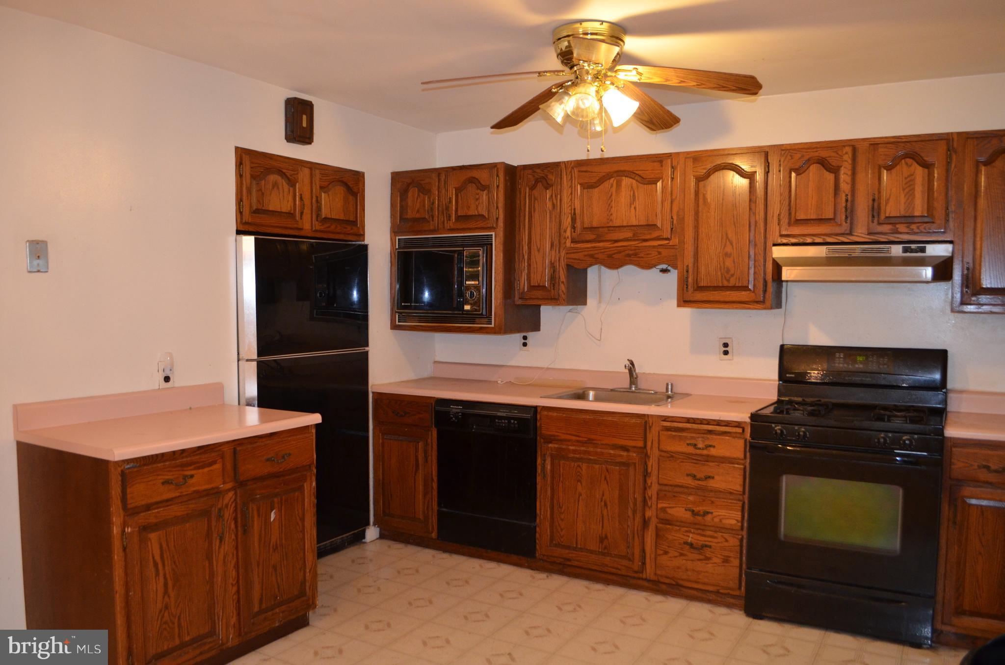 657 South Wickham Road Baltimore, MD 21229 - Photo 5 of 17 All appliances stay!
