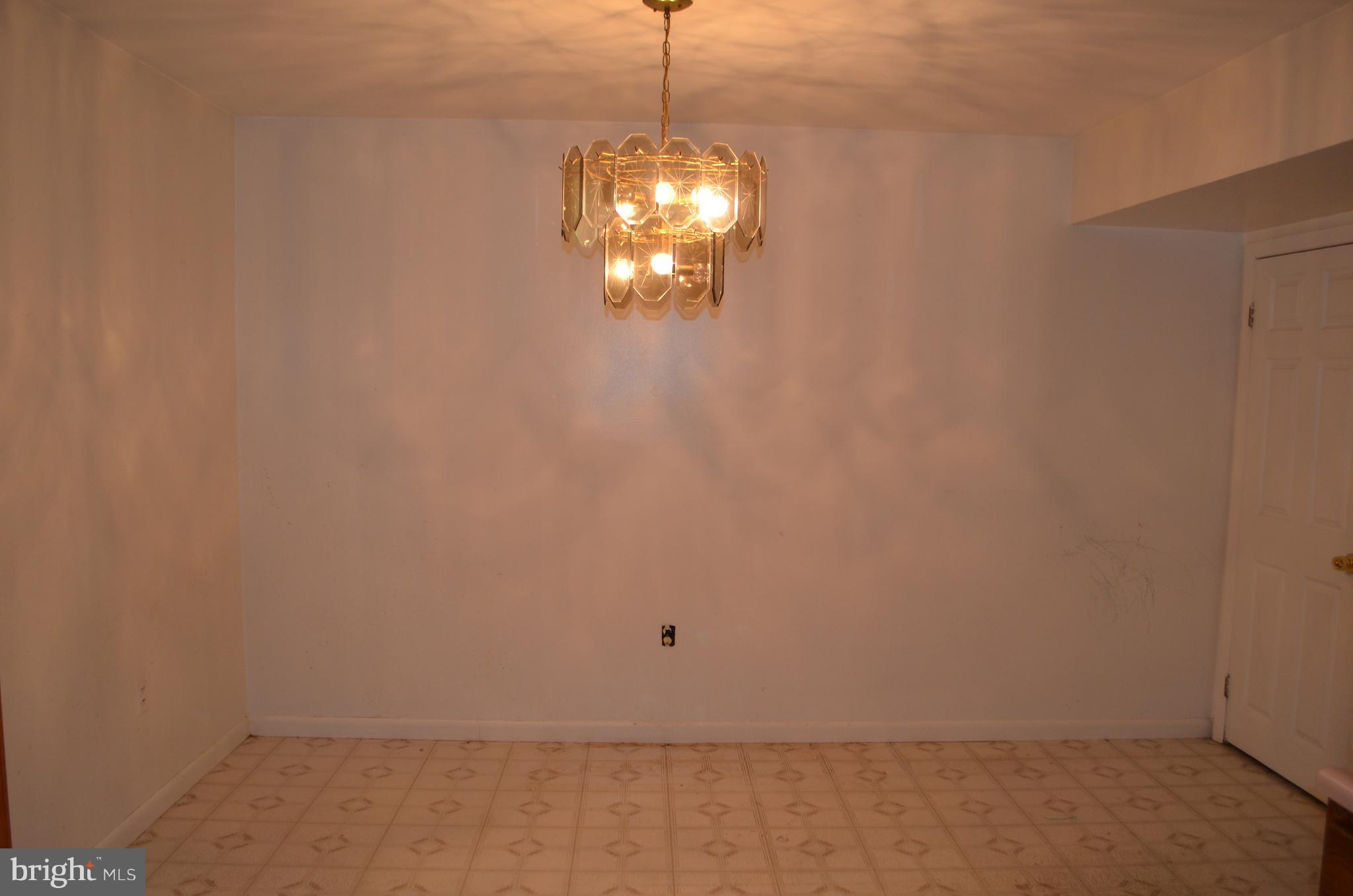 657 South Wickham Road Baltimore, MD 21229 - Photo 7 of 17 Large dining area adjoins kitchen