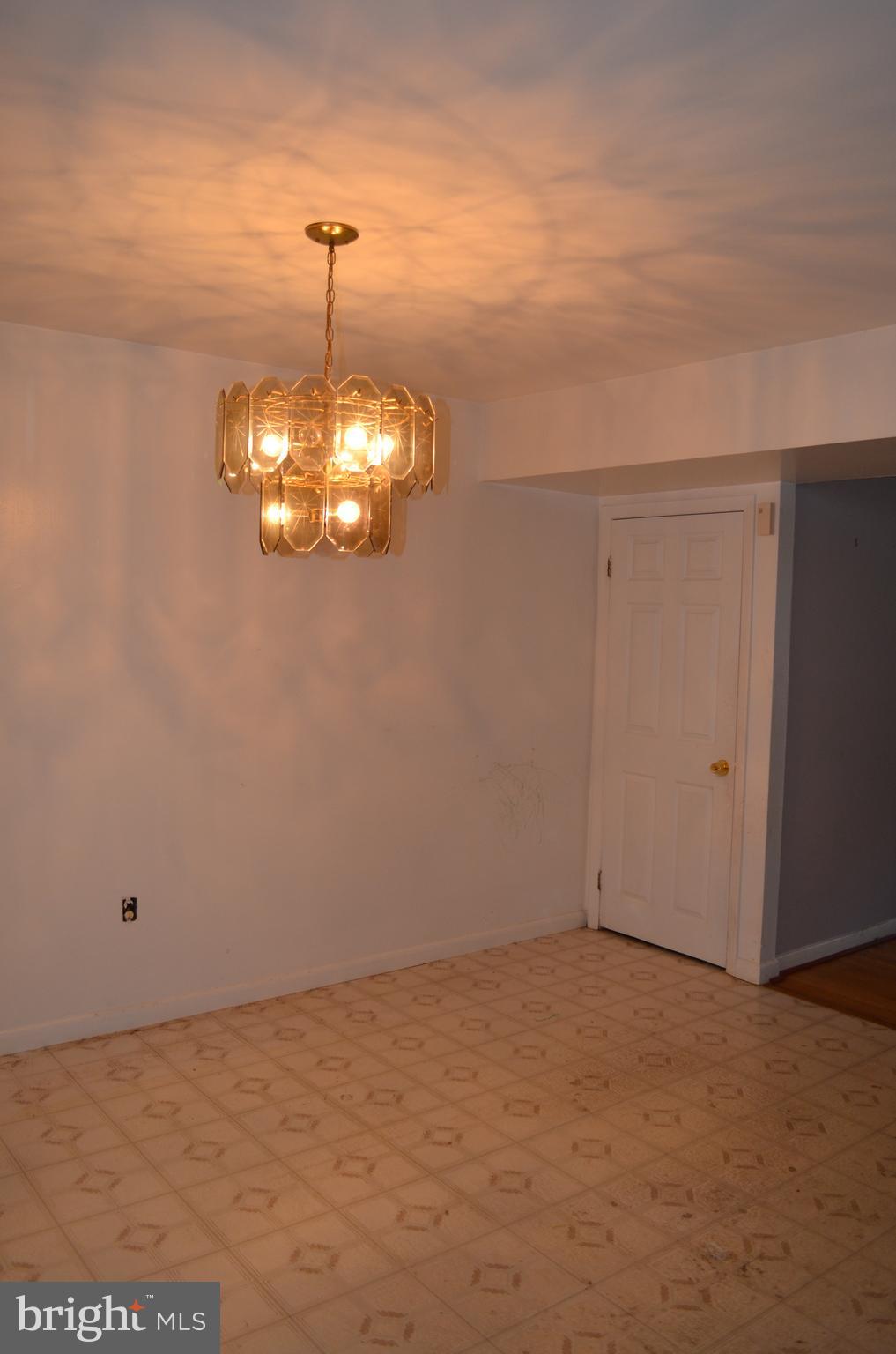 657 South Wickham Road Baltimore, MD 21229 - Photo 8 of 17 Dining Room