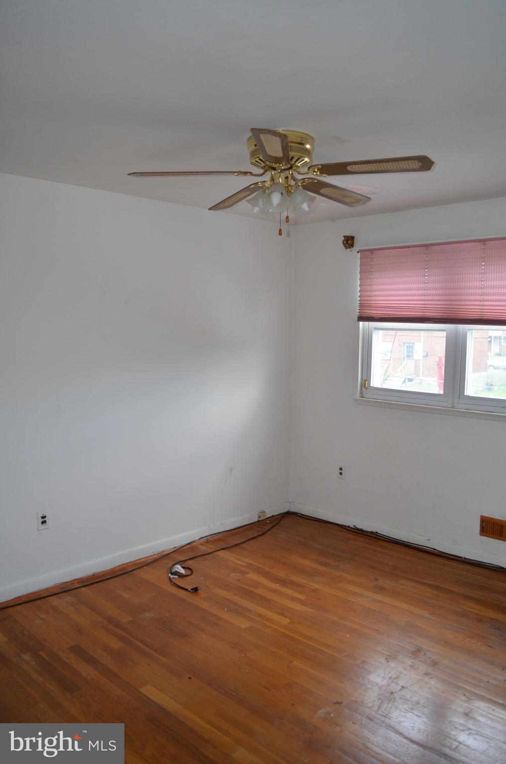657 South Wickham Road Baltimore, MD 21229 - Photo 9 of 17 Spacious master