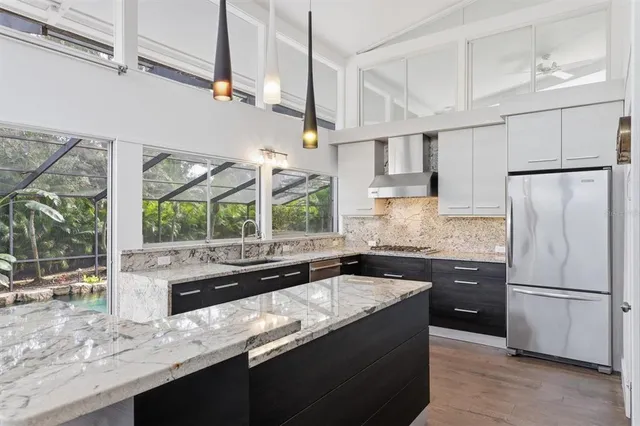 $1,800,000 | 425 Partridge Circle, Sarasota, FL 34236