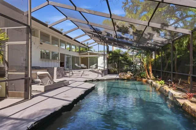 $1,800,000 | 425 Partridge Circle, Sarasota, FL 34236