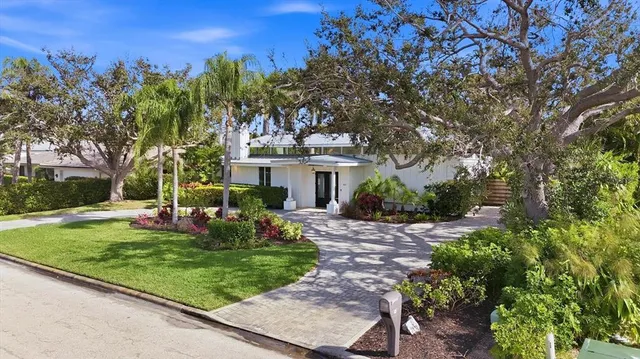 $1,800,000 | 425 Partridge Circle, Sarasota, FL 34236