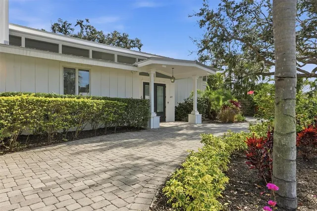 $1,800,000 | 425 Partridge Circle, Sarasota, FL 34236