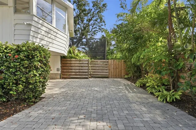 $1,800,000 | 425 Partridge Circle, Sarasota, FL 34236