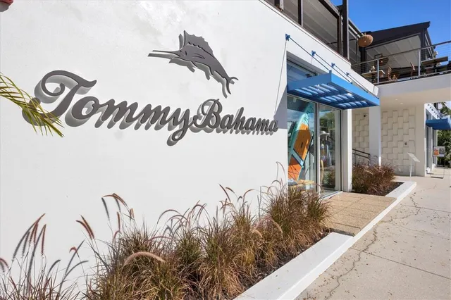 $1,800,000 | 425 Partridge Circle, Sarasota, FL 34236