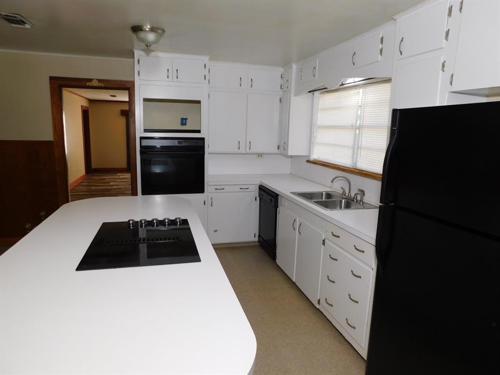405 8th Street Northwest Springhill, LA 71075 - Photo 14 of 25 a kitchen with granite countertop a refrigerator and a stove