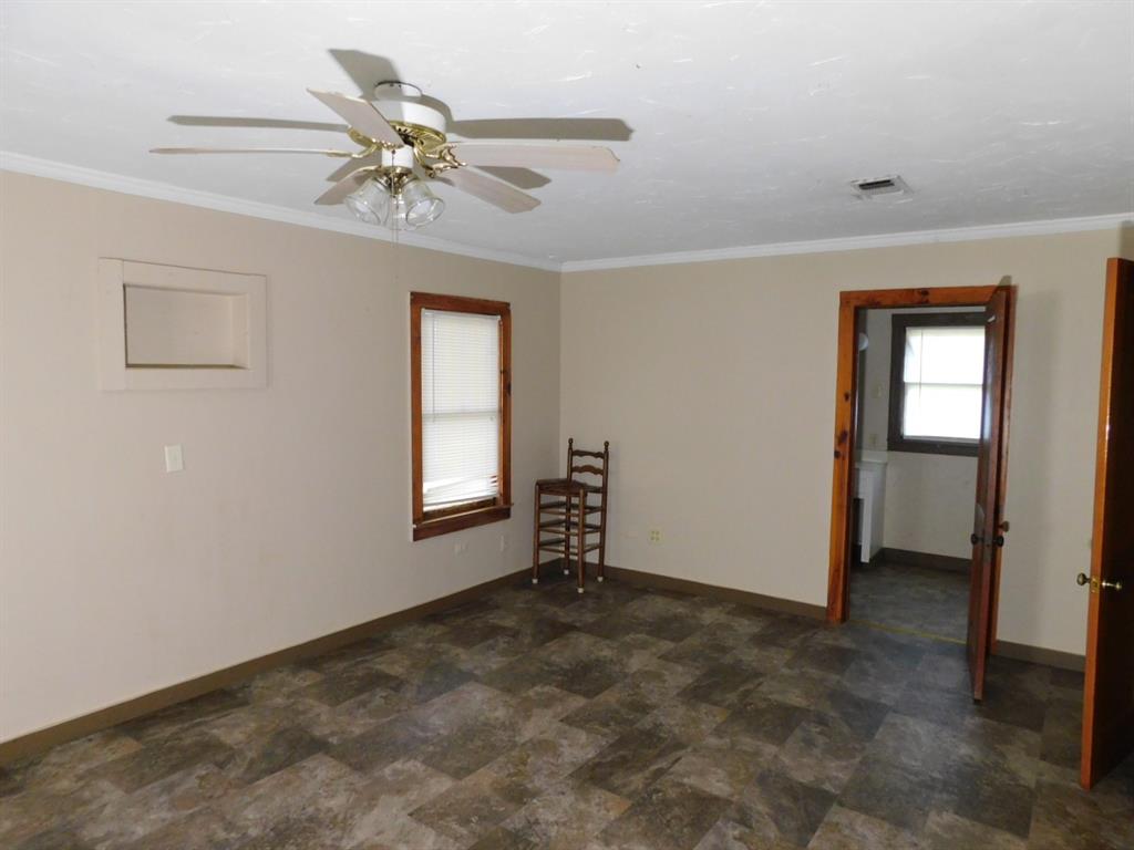 405 8th Street Northwest Springhill, LA 71075 - Photo 20 of 25 an empty room with closet and windows