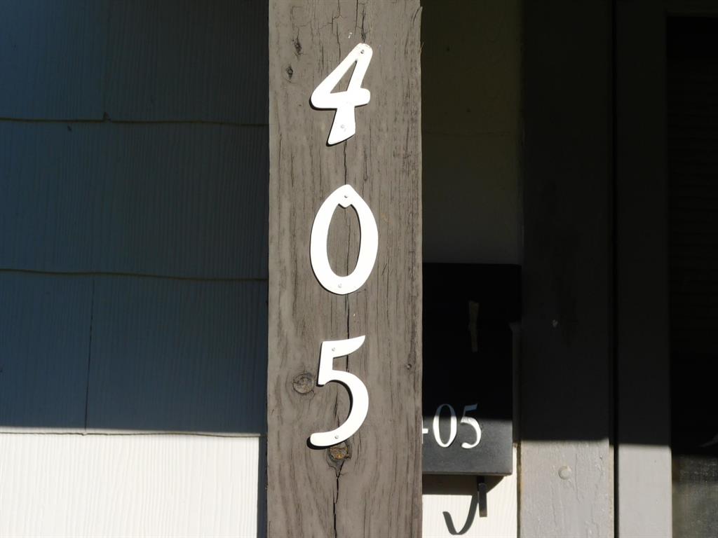 405 8th Street Northwest Springhill, LA 71075 - Photo 3 of 25 a bathroom with a sink and a mirror