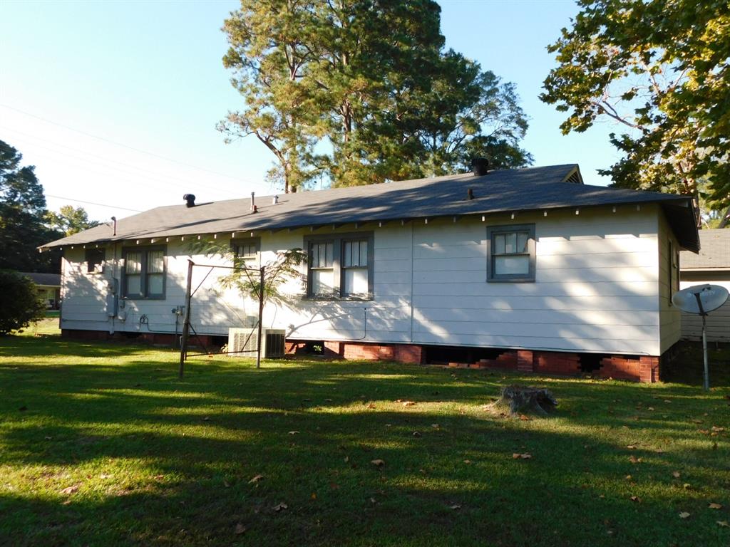 405 8th Street Northwest Springhill, LA 71075 - Photo 7 of 25 a view of a park with large trees