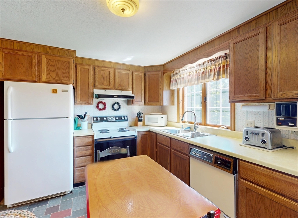 59 Number 9 Road Heath, MA 01339 - Photo 10 of 42
