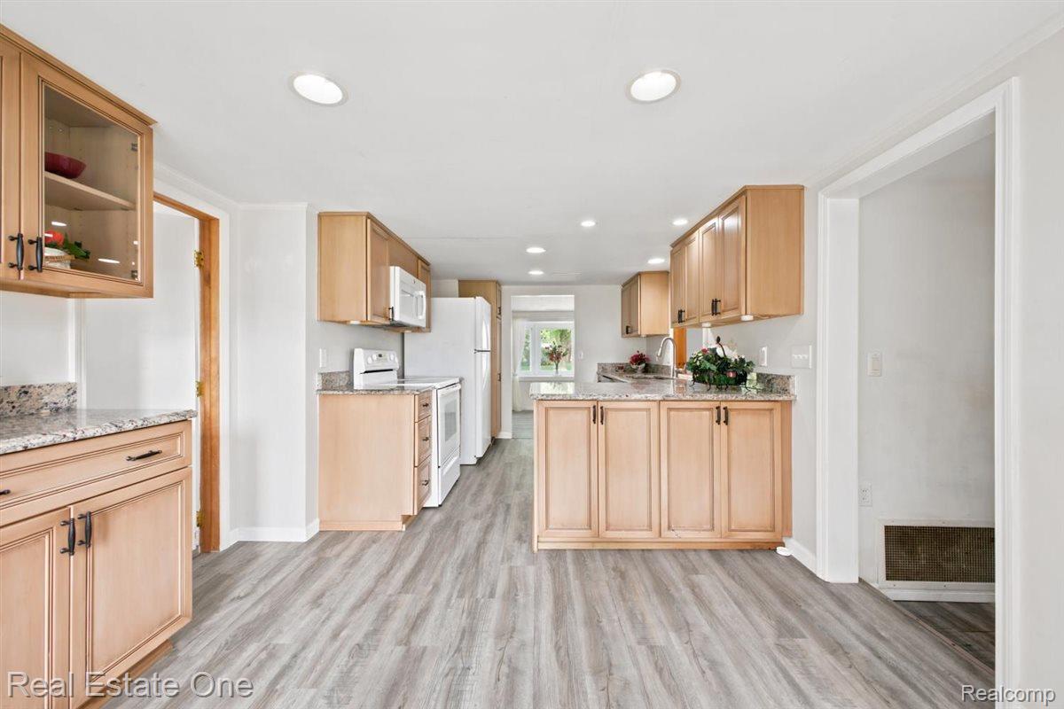 3003 Longview Avenue Rochester, MI 48307 - Photo 6 of 35 13-IMG_1420.jpg