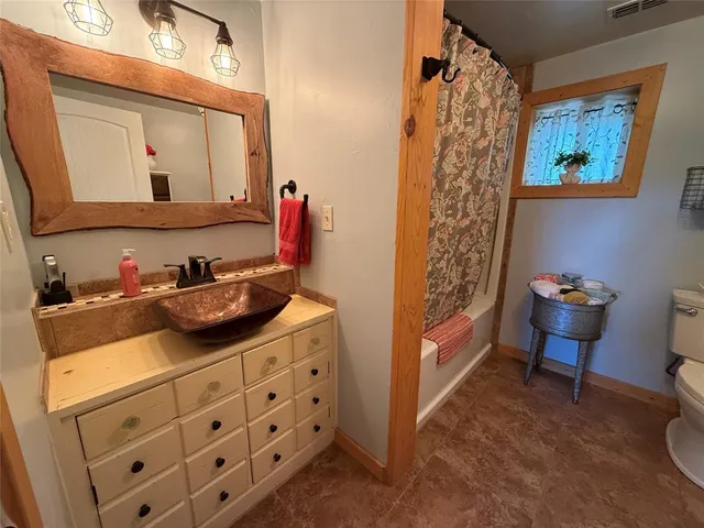 a view of an outdoor space and city view