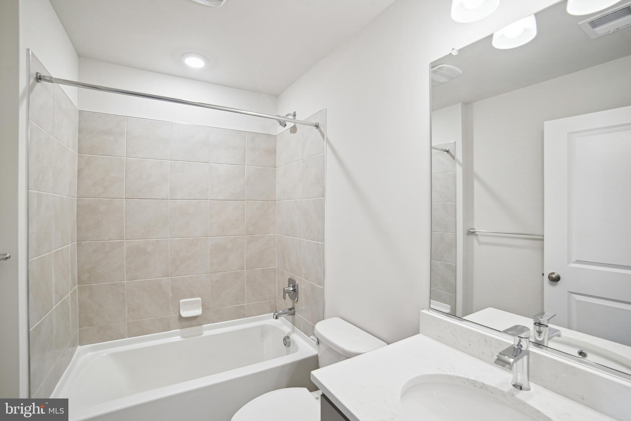 738 Compass Way Frederick, MD 21701 - Photo 14 of 30 Hallway Full bath