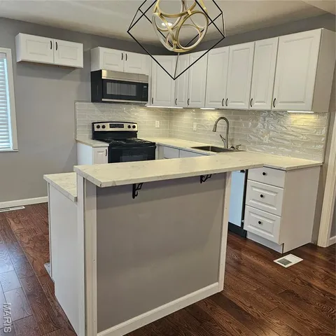 $140,000 | 1205 Sir Lancelot Lane, Godfrey, IL 62035