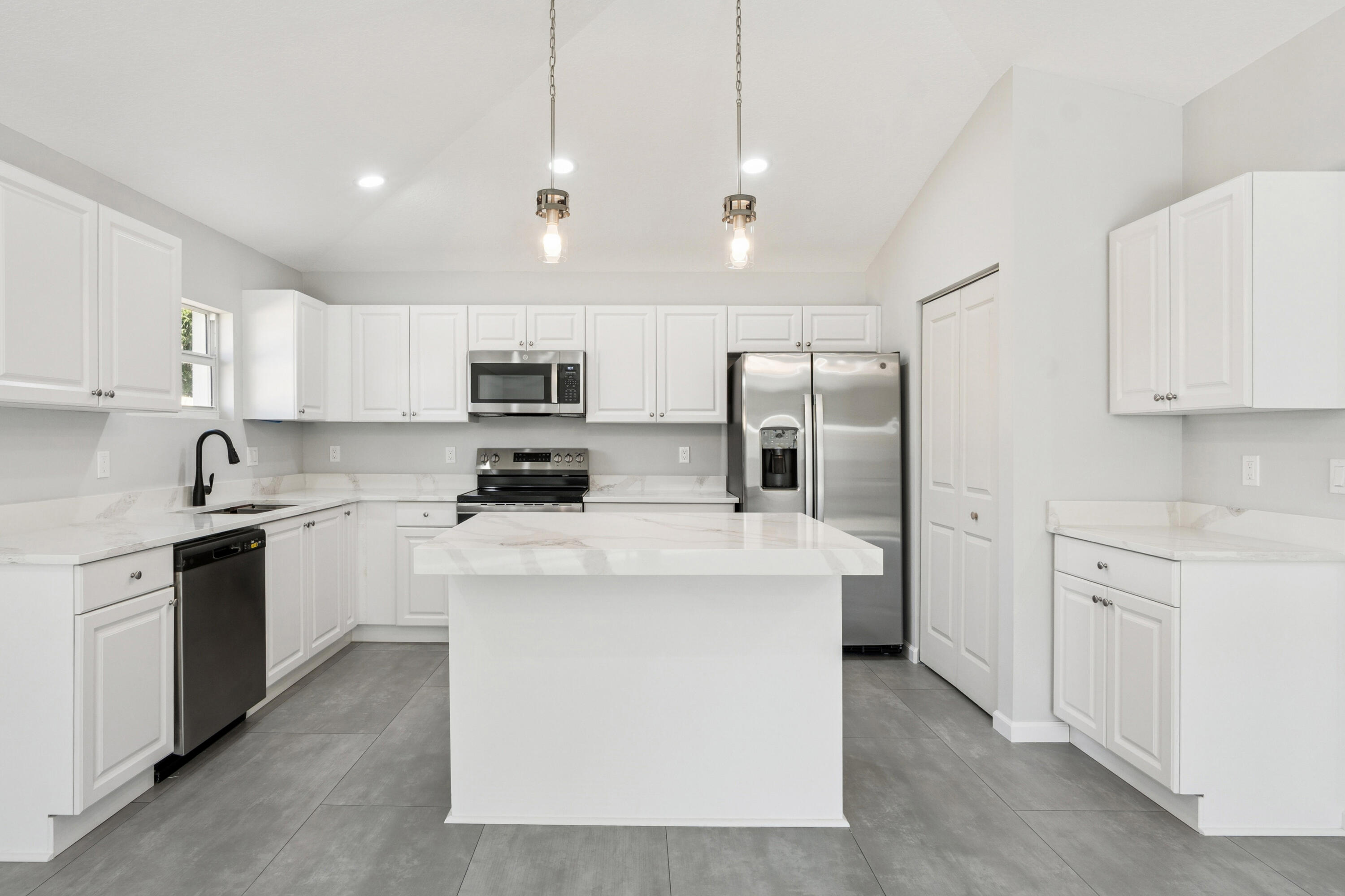 5232 Southeast 55th Terrace Stuart, FL 34997 - Photo 4 of 26 4JS00678