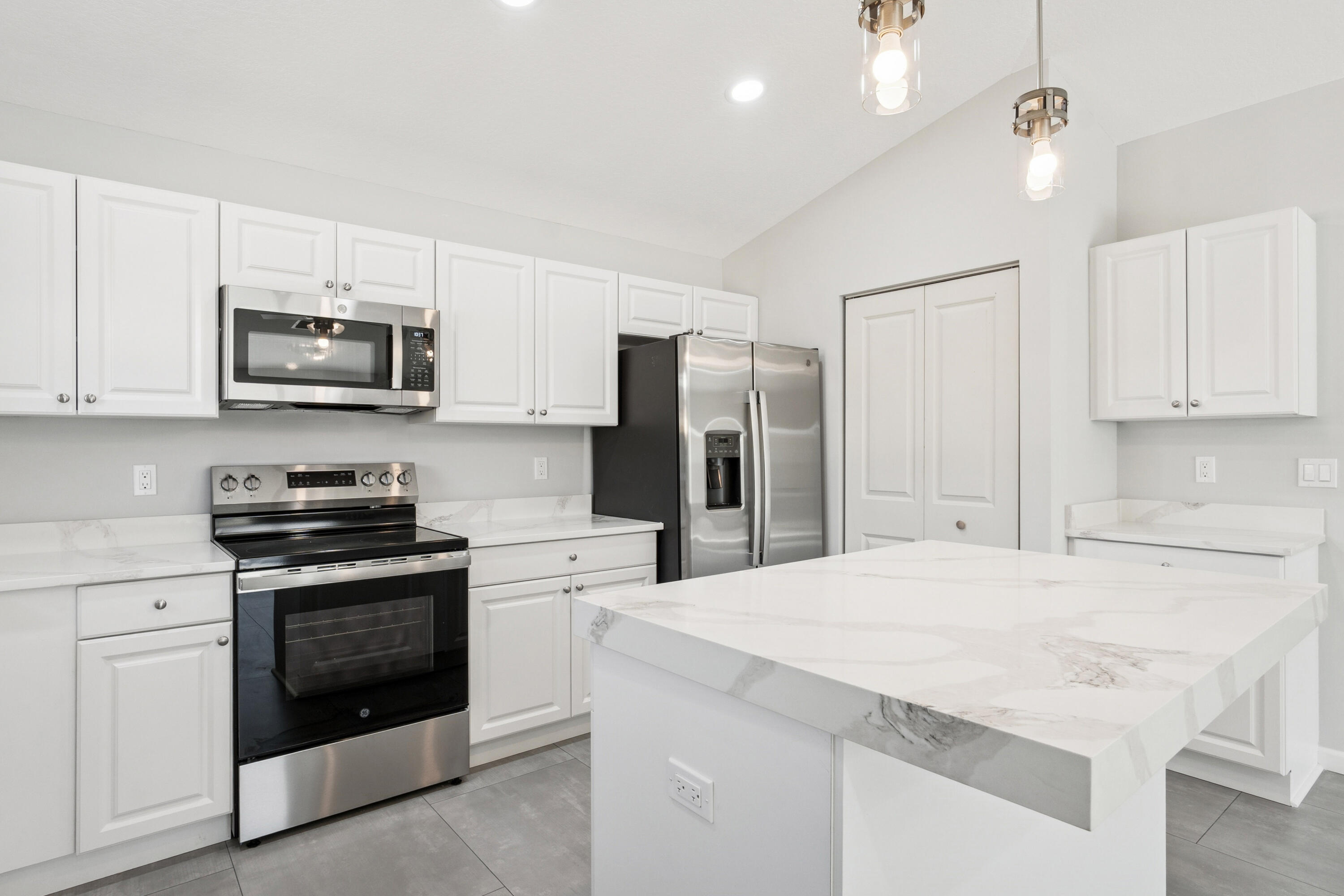 5232 Southeast 55th Terrace Stuart, FL 34997 - Photo 5 of 26 4JS00688